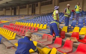 RDC : la pose des sièges passe à la vitesse supérieure au stade des Martyrs !