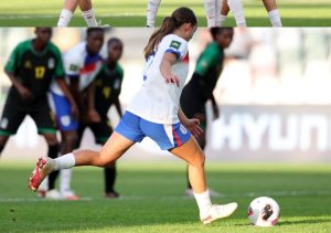Rachel Maltby porte l'Angleterre devant la Tanzanie lors de la 2è journée de la Coupe du monde féminine U20