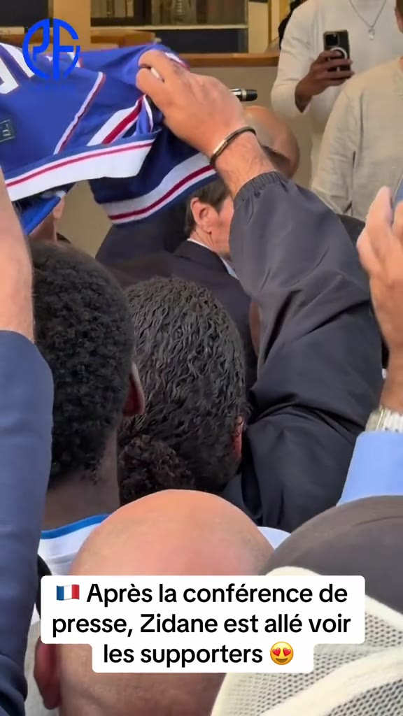 Après sa conférence de presse, Zinédine Zidane est venu à la renco...