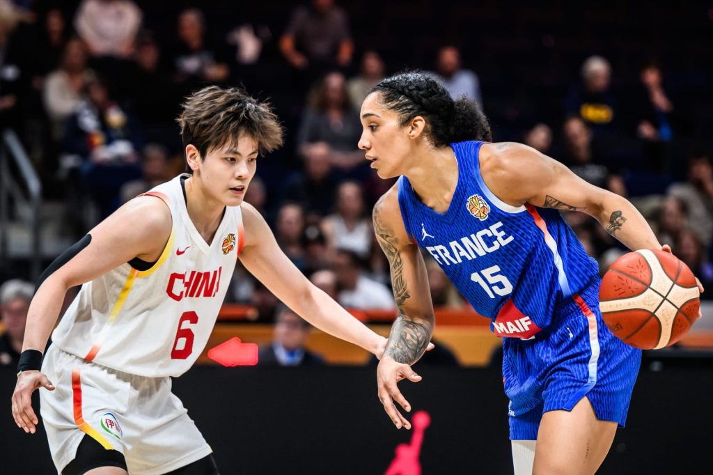 La France mène devant la Chine, à la mi-temps, en quart de finale de la Coupe du monde féminine 2026 de basket-ball. 