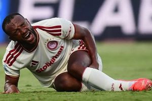 Football : gravement blessé, Ayoub El Kaabi évacué sur civière