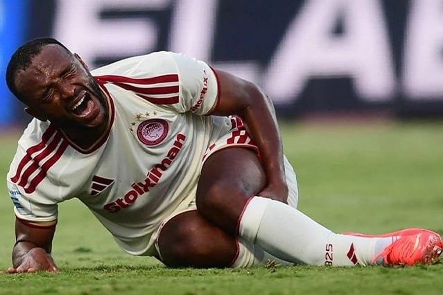 Football : gravement blessé, Ayoub El Kaabi évacué sur civière