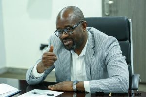 Elim CAN 2027 : Des supporters en colère prennent pour cible le président de la GFA, Kurt Okraku, après la defaite contre la Gambie