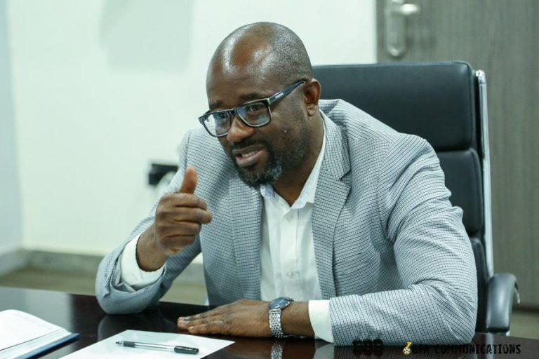 Elim CAN 2027 : Des supporters en colère prennent pour cible le président de la GFA, Kurt Okraku, après la defaite contre la Gambie