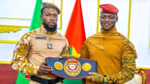 Boxe : « Le Percuteur » présente sa ceinture de champion d’Afrique WBA au Président du Faso