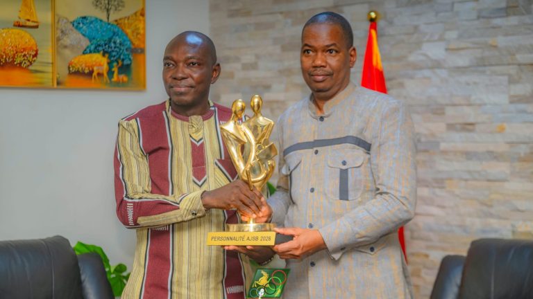 Burkina Faso : Mikaïlou Sidibé reçoit son trophée de Personnalité AJSB 2026