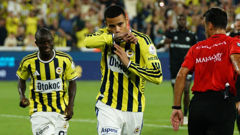 Ligue des champions UEFA : Fenerbahçe mène face au Slavia Prague à la mi-temps