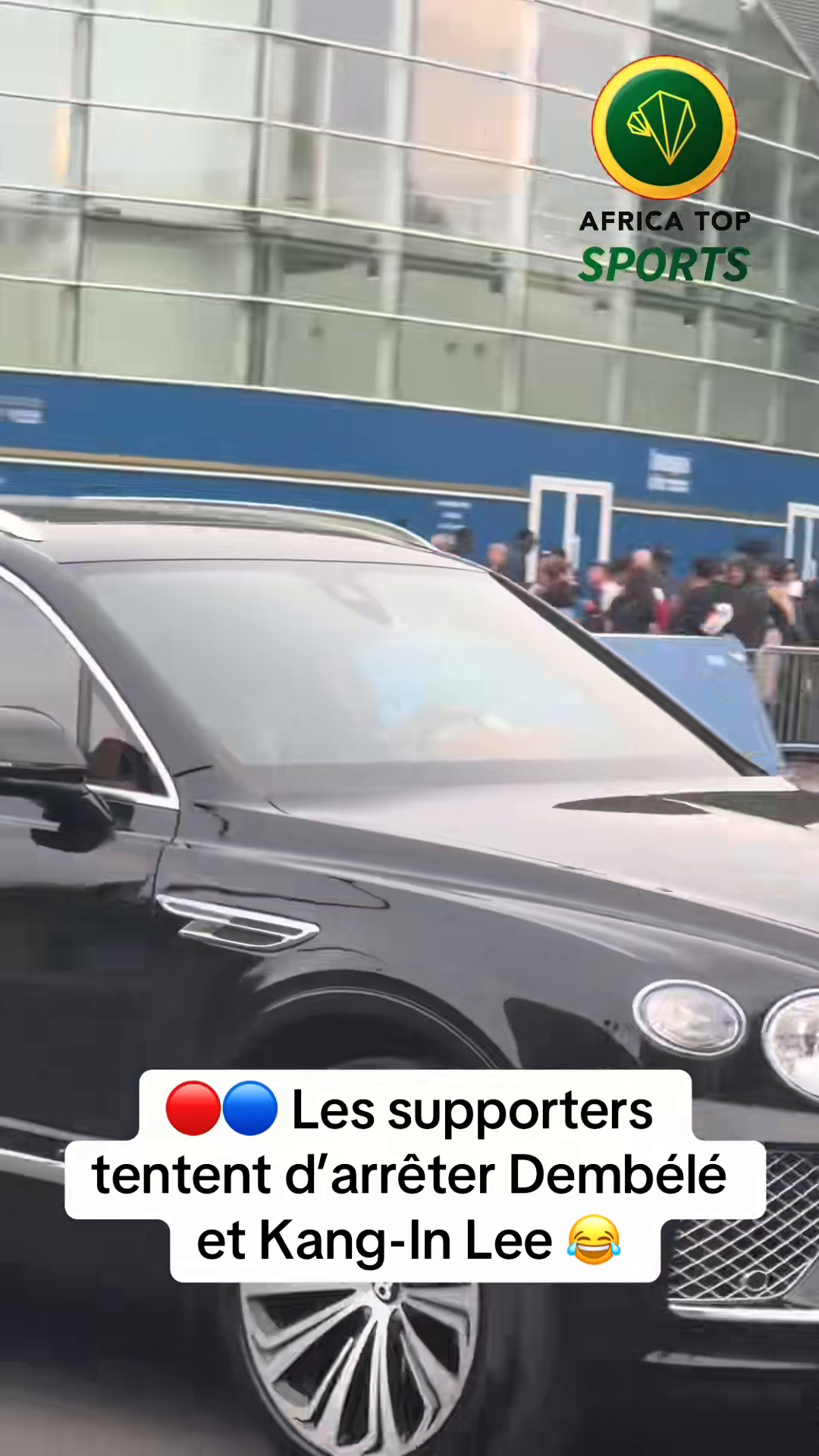 🔴🔵 Les supporters du PSG, qui essayent d’arrêter la voiture de Dembél...