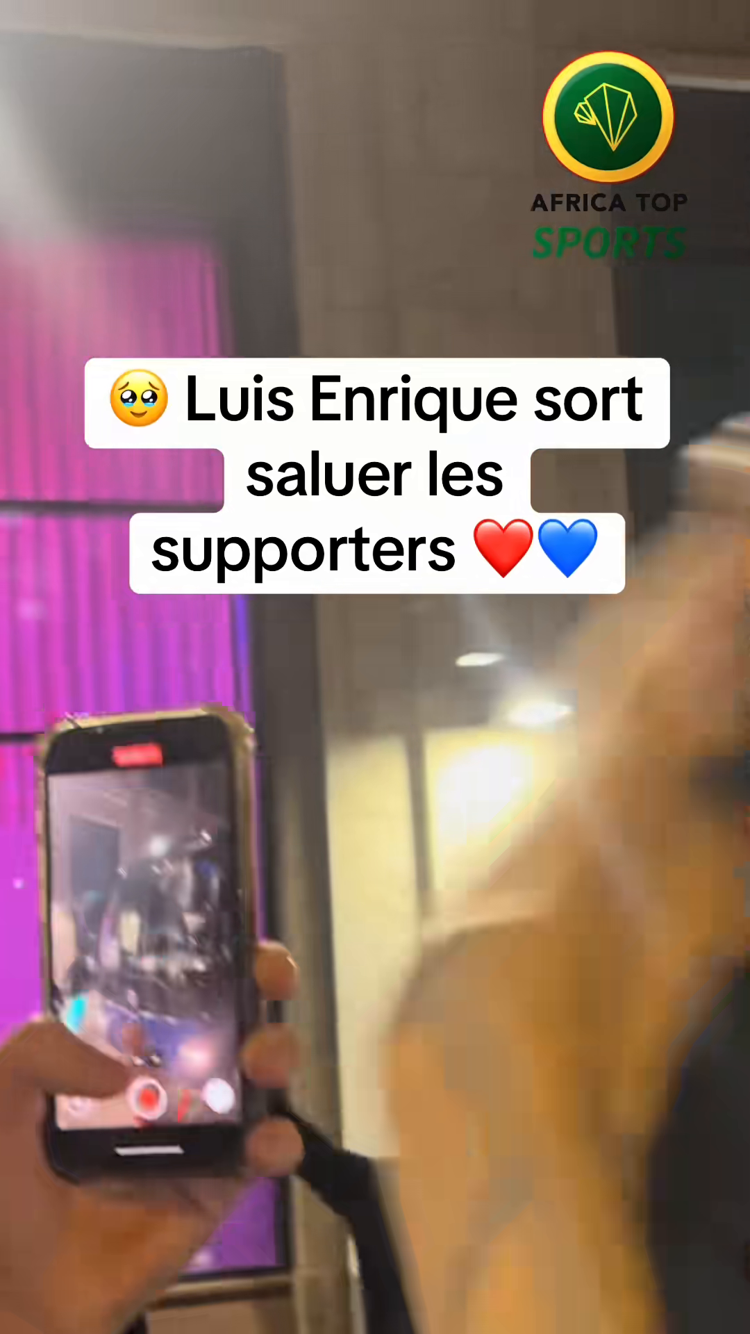 ❤️💙 Des centaines de supporters du PSG réunis devant l’hôtel de l’équ...