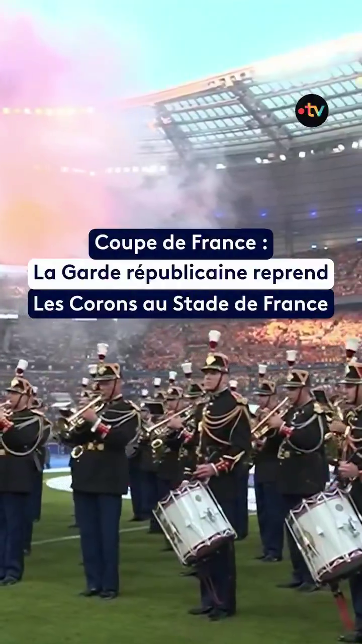 La Garde Republicaine joue Les Corons au Stade de France